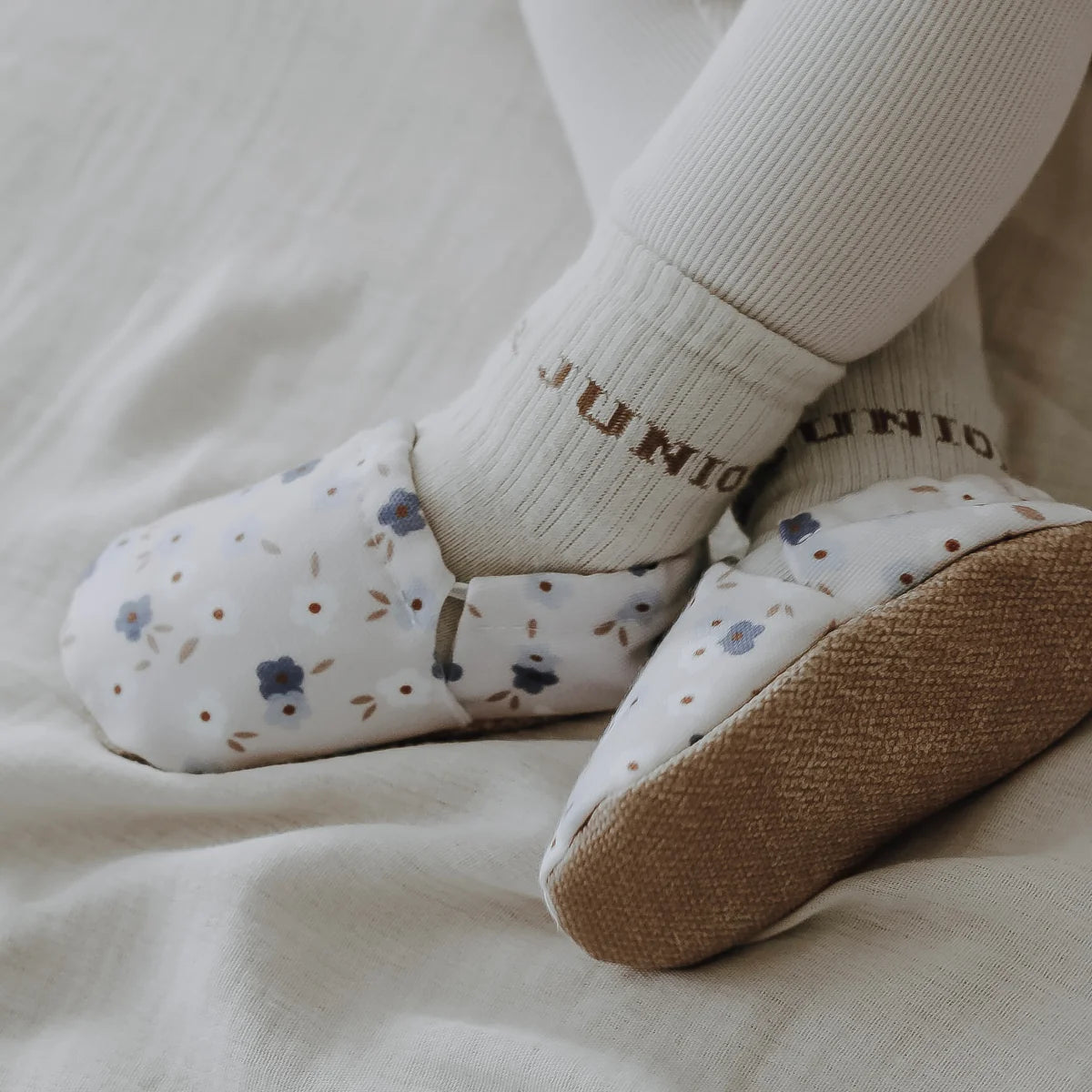 Cosy Roots Krabbelschuhe Blue Flowers ungefüttert