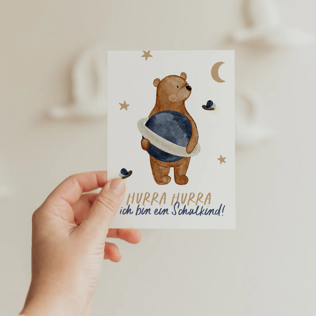 Hej Hanni Postkarte Schulanfang Bär mit Planet