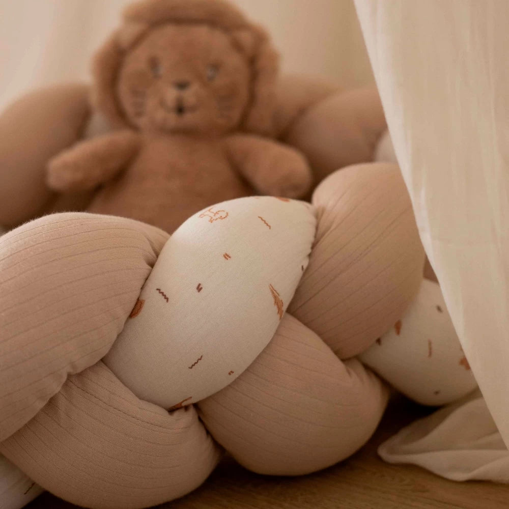 Trois Kilos Sept Bettschlange geflochten Ecru und Beige
